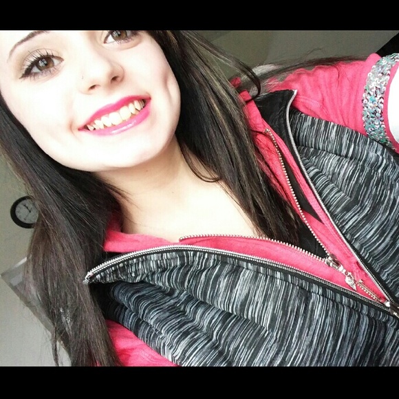 Profile Picture of Emily Patchett (@patch_em) on Poshmark