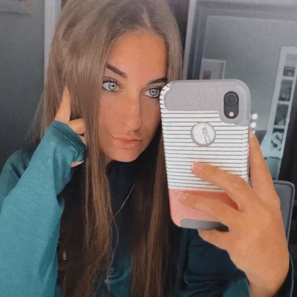 Profile Picture of Sandy Binder (@sandybinder98) on Poshmark