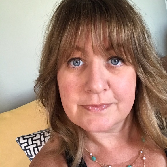 Profile Picture of Betsy Brunow (@betsybrunow) on Poshmark