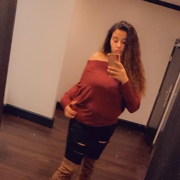 Profile Picture of Alexis Chandler (@alexischandl615) on Poshmark