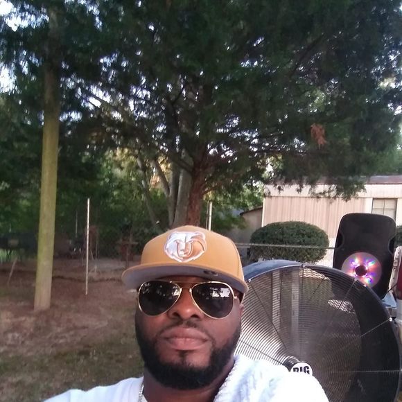 Profile Picture of Daniel Dobbs (@danieldobbs) on Poshmark