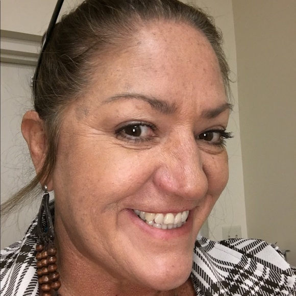 Profile Picture of Kelly Fatigate (@kellyscanvas) on Poshmark