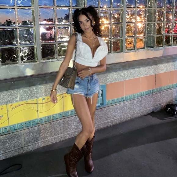 Profile Picture of Christie Guillama (@dave78782367) on Poshmark