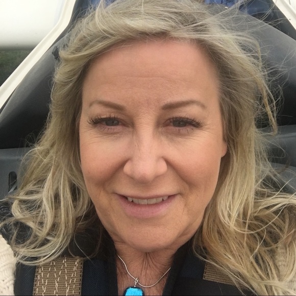 Profile Picture of Samantha Walach (@samanthawalach) on Poshmark