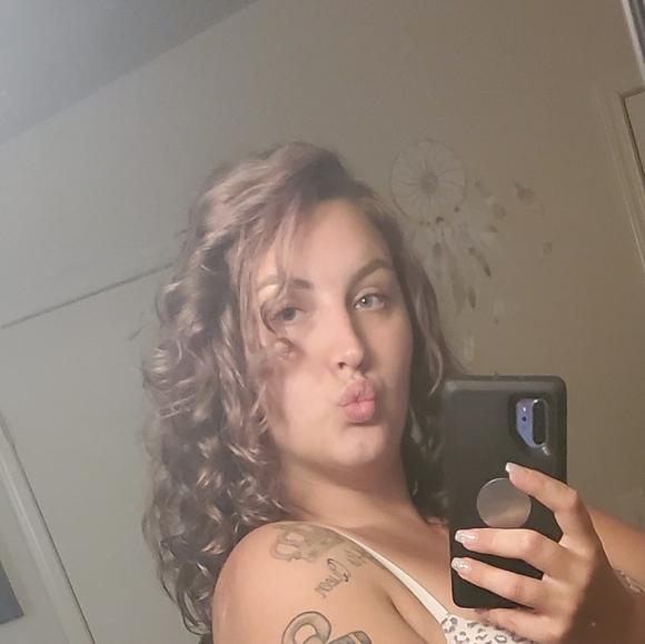 Profile Picture of Cassandra Johnston (@kassjohnston) on Poshmark