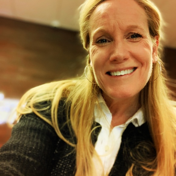 Profile Picture of Shanon Schneider (@sfschneider) on Poshmark