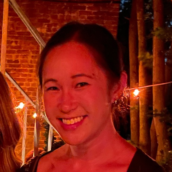 Profile Picture of Nora Wong (@norwo012) on Poshmark