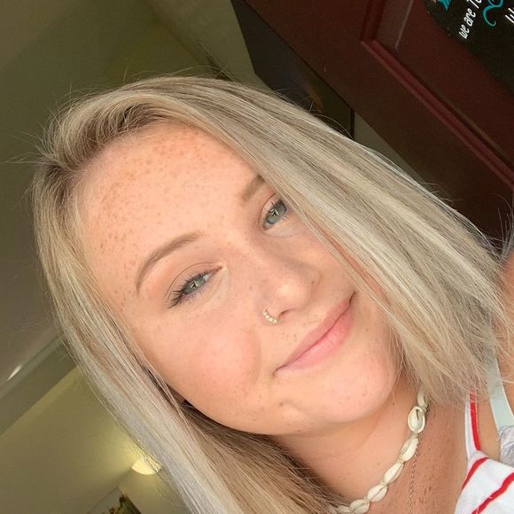 Alexis Wrenn - Poshmark Profile Picture of Alexis Wrenn (@alexiswrenn) on Poshmark