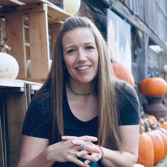 Profile Picture of Melanie Fowler (@fowlermelanie) on Poshmark
