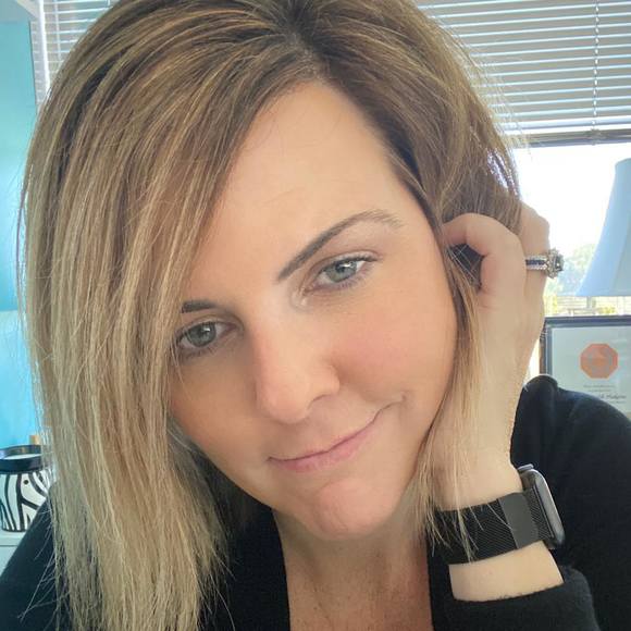 Profile Picture of Lisa Katniss (@lisakatniss) on Poshmark