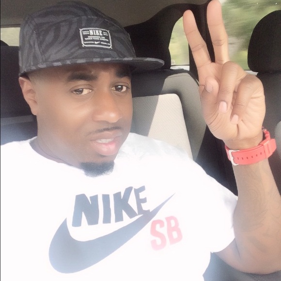 Profile Picture of Travis Lowe (@lowet31) on Poshmark