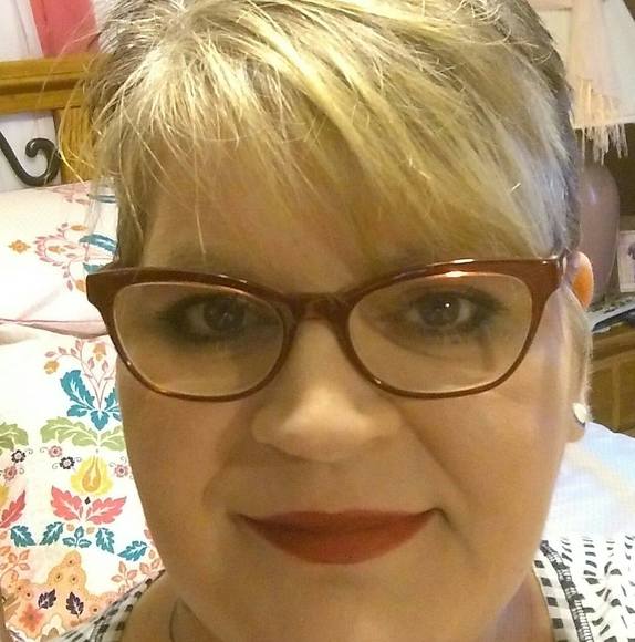 Profile Picture of Dawn Larrimore (@gr8full69) on Poshmark