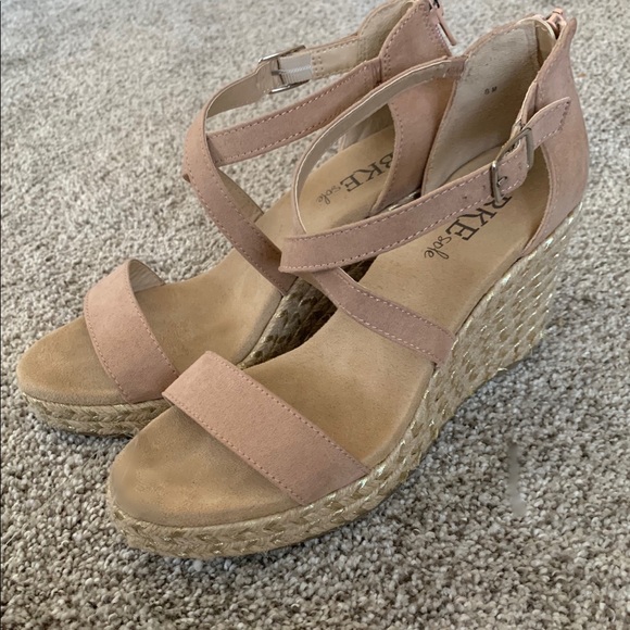 Profile Picture of Corinne Fulmer (@clerky8) on Poshmark