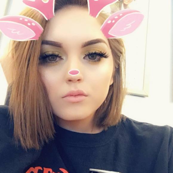 Profile Picture of Kayla Lesollen (@10v3) on Poshmark