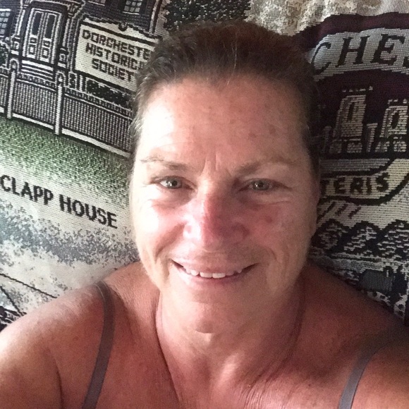 Profile Picture of Karen Everton (@kaos0250) on Poshmark