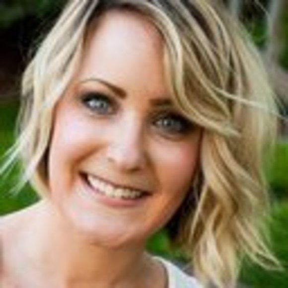 Profile Picture of Lorraine Ryan (@lorraineryan871) on Poshmark