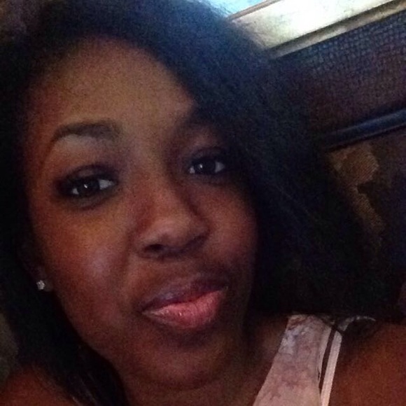 Profile Picture of Breyonna Renwick (@breyonnamarie) on Poshmark