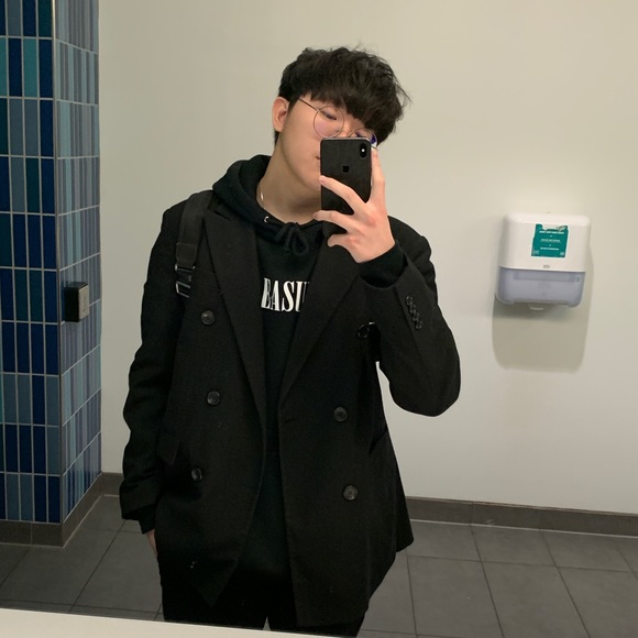 Profile Picture of Aaron Chow (@aaronchow) on Poshmark