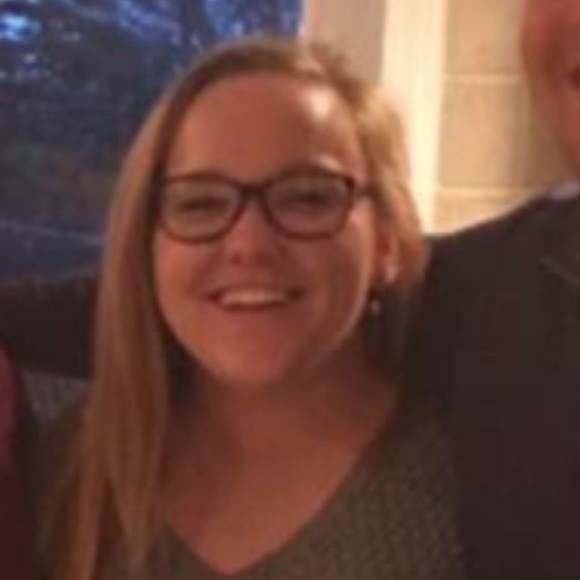 Profile Picture of Lindsay Zdroik (@lzdroik100) on Poshmark