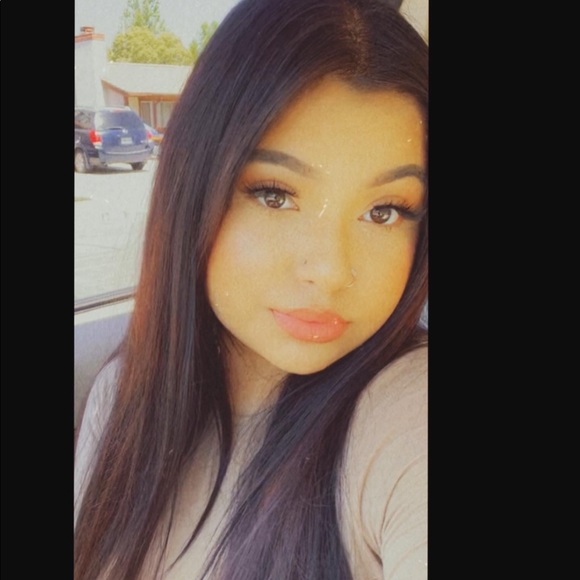 Profile Picture of Briana Navarro (@brianam_n19) on Poshmark