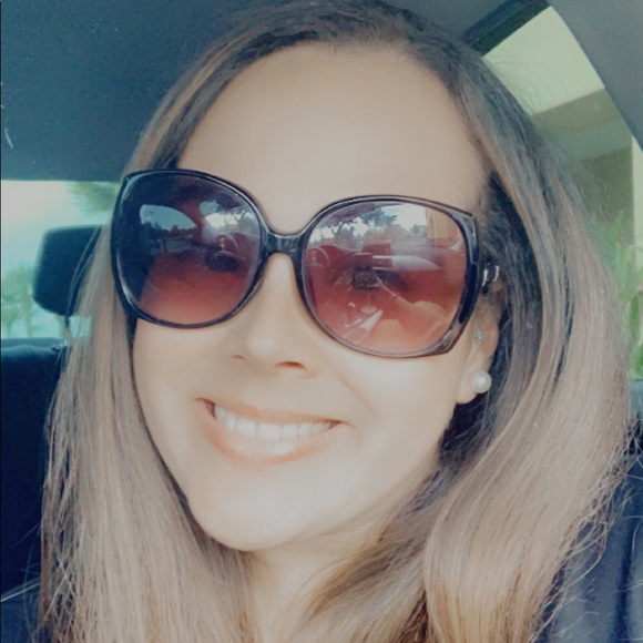 Profile Picture of Lissette Claudio (@lnclaudio) on Poshmark