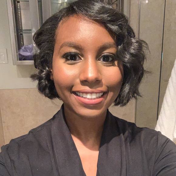 Profile Picture of Victoria Reynolds (@vicccreynolds) on Poshmark