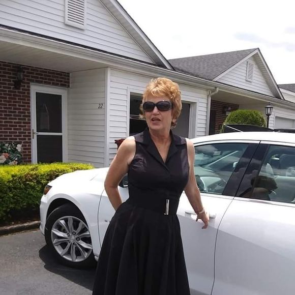 Profile Picture of Sandy Wade (@sandy_wade) on Poshmark