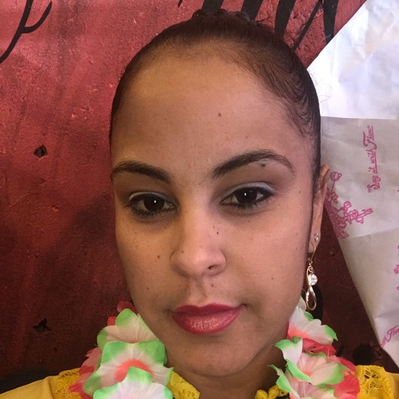 Profile Picture of Mery Perez (@meryj100) on Poshmark