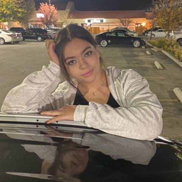 Profile Picture of Kim h Fryer (@kimbbeerrlyyy) on Poshmark