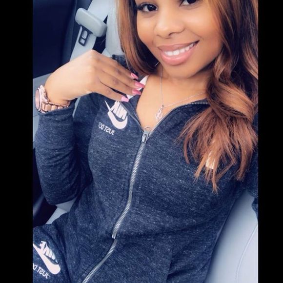 Profile Picture of Lashonta Levier (@shalontaa) on Poshmark