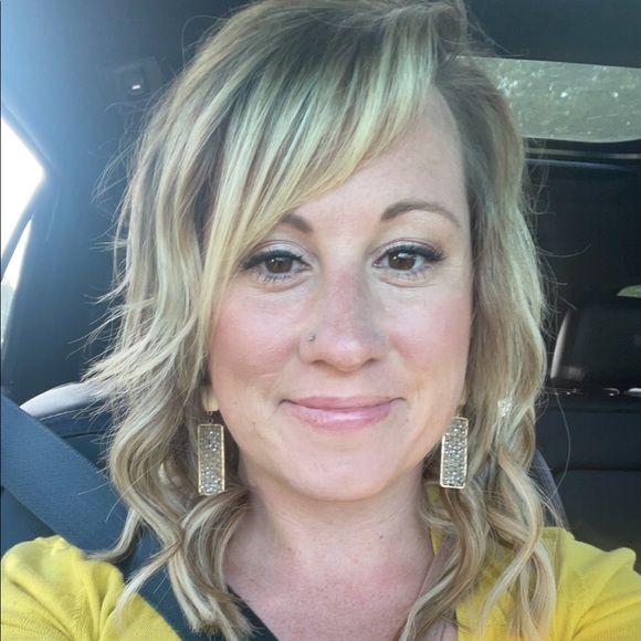Profile Picture of Ashley Bauer (@ashbauer85) on Poshmark