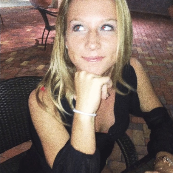 Profile Picture of Saana Kizzier (@saanakizzier) on Poshmark