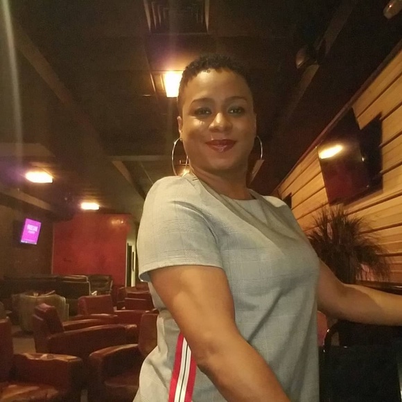 Profile Picture of Crystal Shelly (@crystal_shelly) on Poshmark