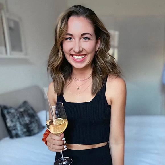 Profile Picture of Julia Schrammel (@julibuli95) on Poshmark