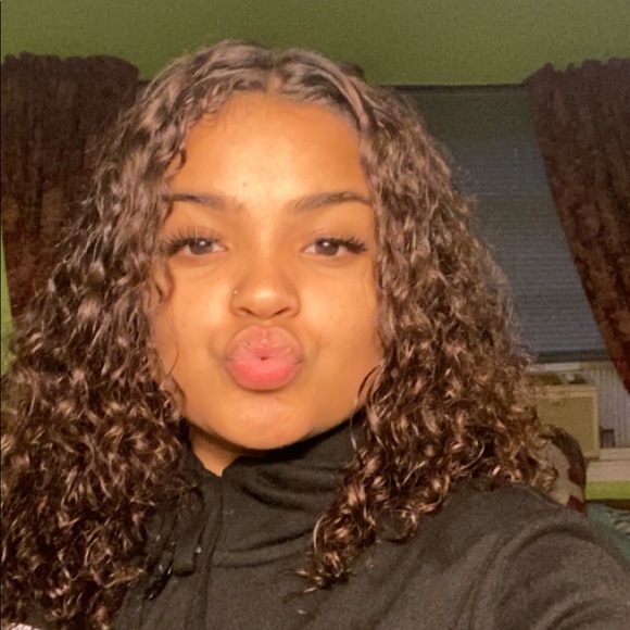 Profile Picture of Angie Guzman (@angieduuuh) on Poshmark