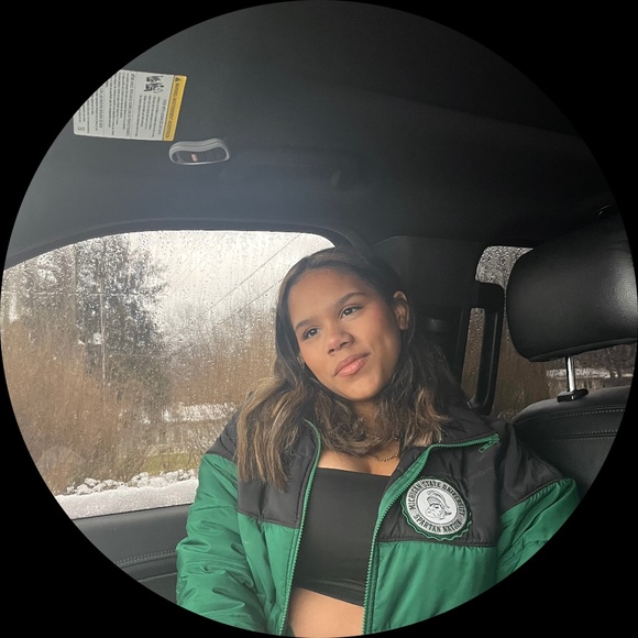 Profile Picture of Erikah Barney (@erikahbb) on Poshmark