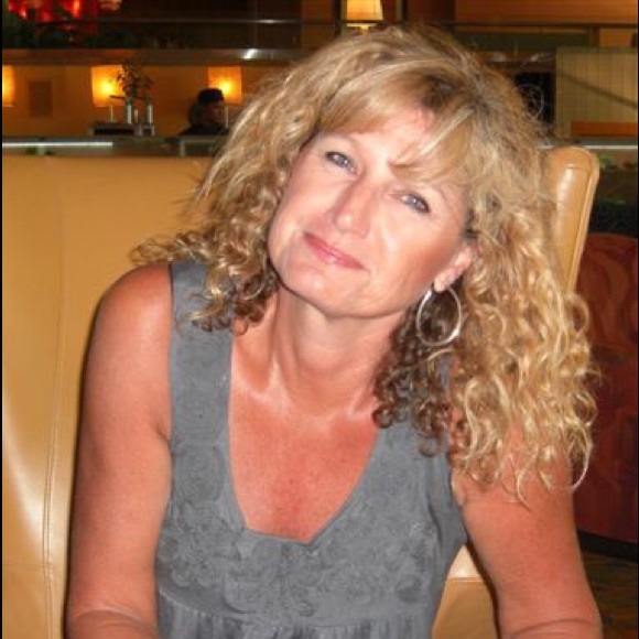 Profile Picture of Victoria Bonine (@thebo9s) on Poshmark