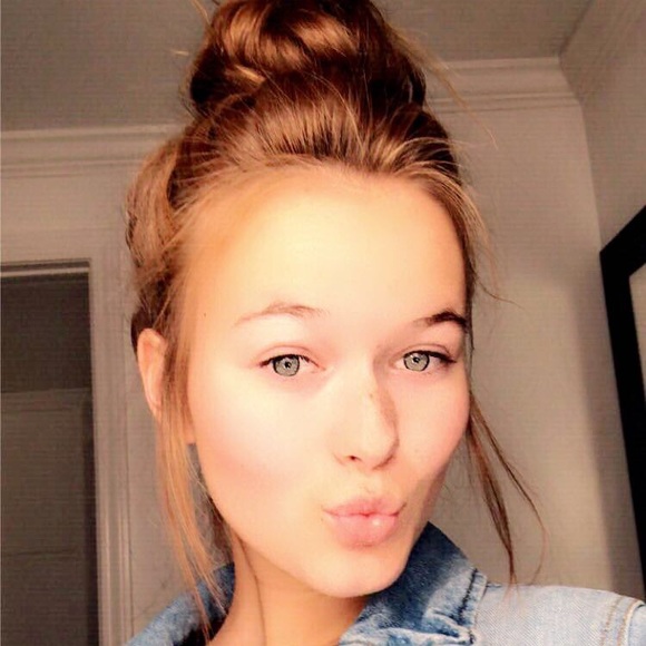 Profile Picture of Ashlynn Rictor (@ashlynnrictor) on Poshmark