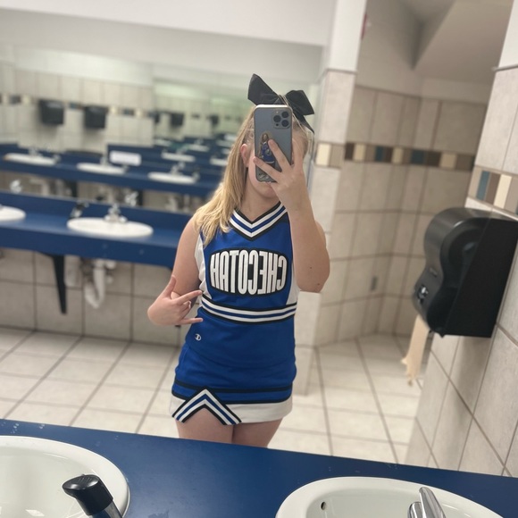 Profile Picture of Nevaeh Thomason (@2027nthomason) on Poshmark