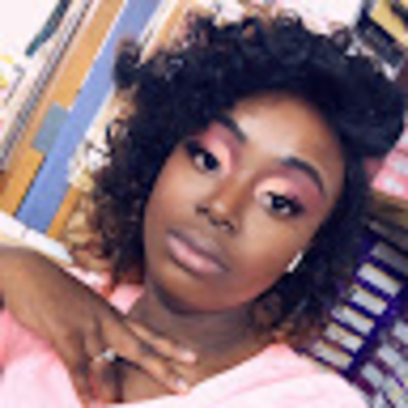 Profile Picture of Aishia Tyes (@aishiatyes) on Poshmark