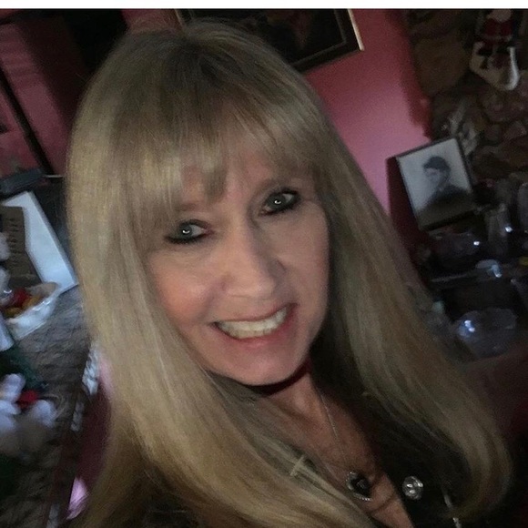 Profile Picture of Linda Groveman (@lindalegal) on Poshmark