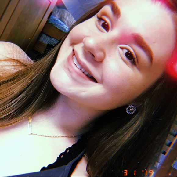 Profile Picture of Niki Rapay (@niki_rapay) on Poshmark