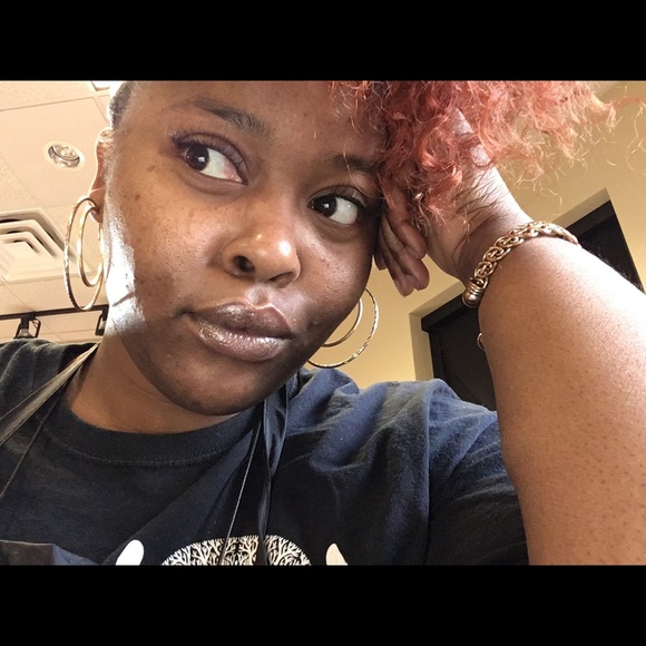 Profile Picture of Thyra Green (@iamthyra) on Poshmark