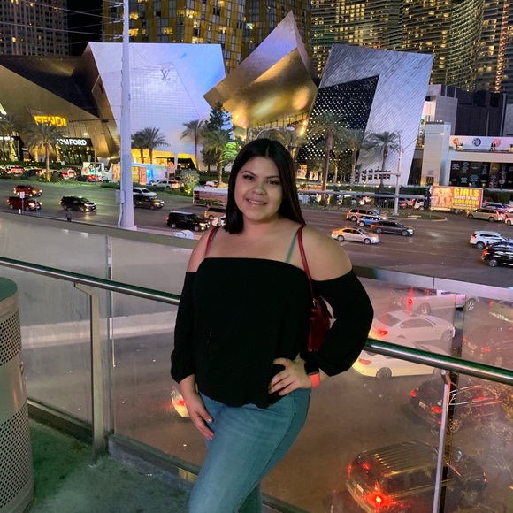 Profile Picture of Isabel Zamora (@isabeeelll) on Poshmark