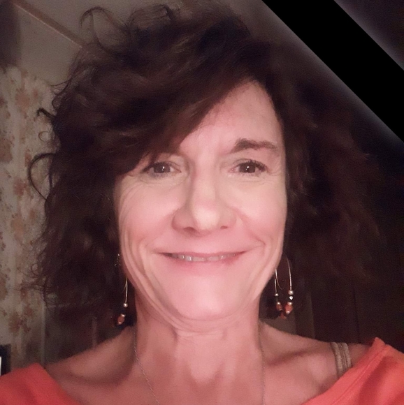 Profile Picture of Lily Ray snell (@lilysnell1972) on Poshmark