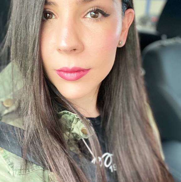 Profile Picture of Danielle Sterkel (@daniellesterkel) on Poshmark