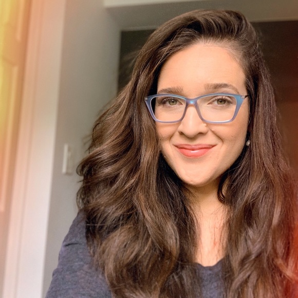 Profile Picture of Paula Soares (@paulaluxe) on Poshmark