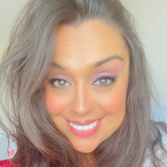 Profile Picture of Jessica Stoves (@jessica809) on Poshmark