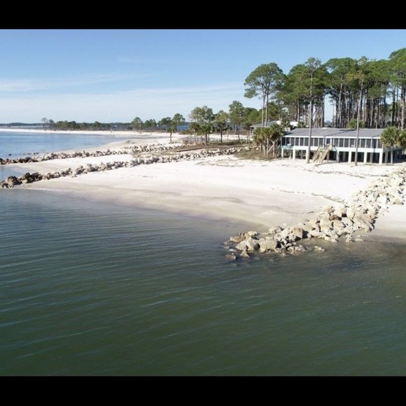 Profile Picture of Susan Vezza (@ocean53) on Poshmark