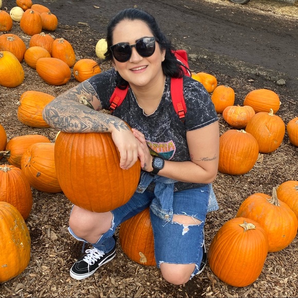 Profile Picture of Brianda Freitas (@eaeebri) on Poshmark